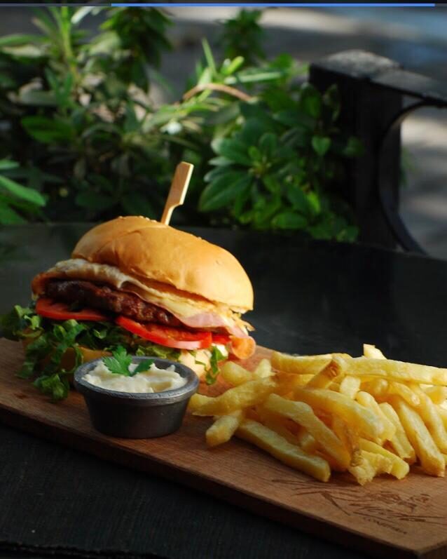 el.ruedo-hamburguesa